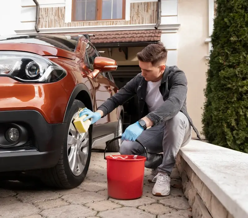 Lavage auto à domicile Meurthe Et Moselle : professionnel intervenant sur un véhicule